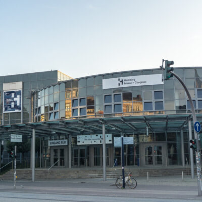 Zu sehen ist der Eingang Süd der Messe- und Kongresshallen in Hamburg.